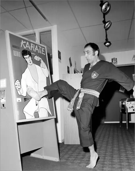 Karate Machine: Man  /  Machine  /  Unusual  /  Humour: Kung Fu man Baron Omidi tries out the new