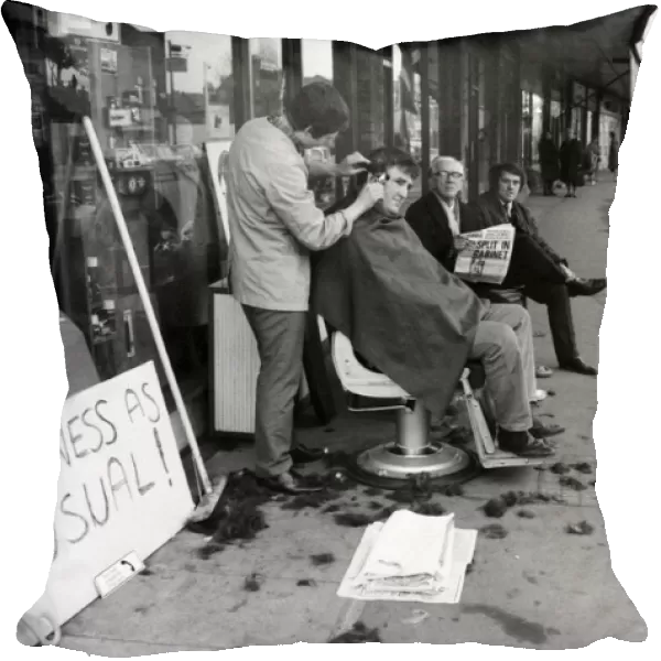 Unusual  /  Humour: Outdoor Haircuts: Docker Joe White having a haircut
