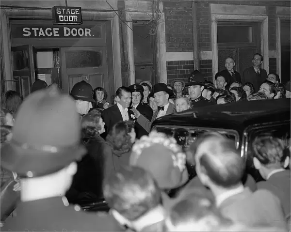 Sir Laurence Olivier and Vivien Leigh leaving the theatre after the first night of their