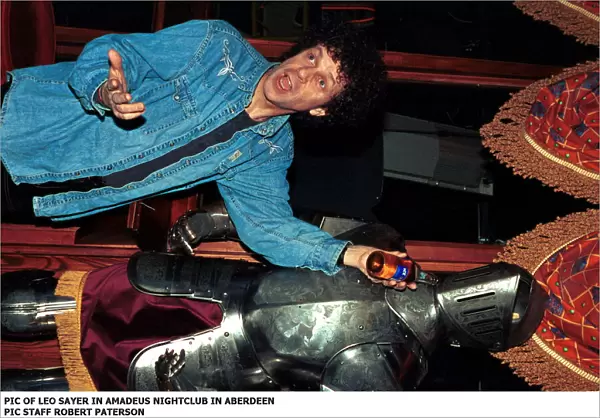 LEO SAYER February 1999 Holding bottle of beer in Amadeus Night club Aberdeen suit