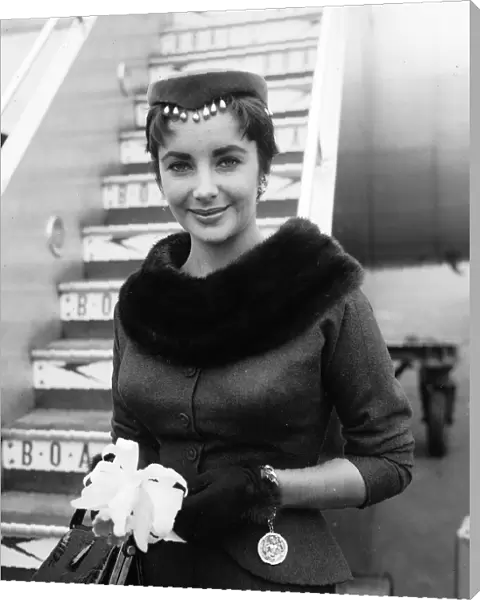 Elizabeth Taylor at Heathrow Airport 1954 Elizabeth Taylor in her prime was