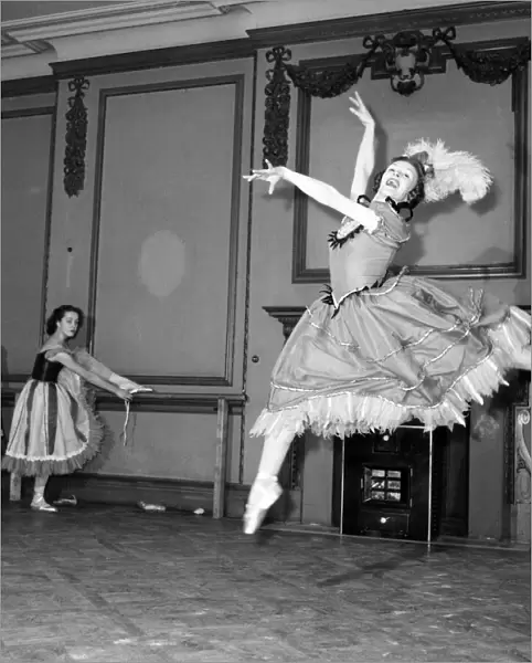 Entertainment: Dance Ballet. Members of the new theatre arts Ballet at their dress