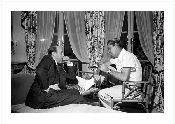 Donald Zec with film star Alan Ladd, who has injured his foot. October 1953 D6473-003