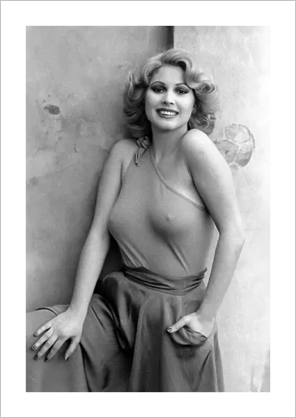 Glamour: Penina Golan. February 1975 75-01030-009