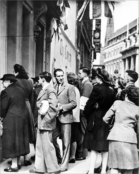 Coventry Evening Telegraph readers queue at the Hertford Street offices of the paper
