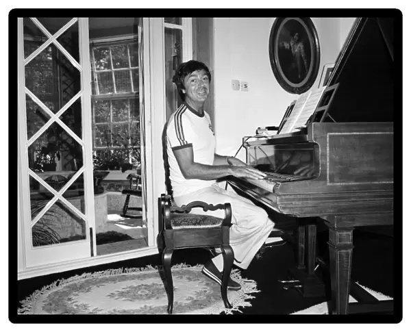 Singer and Presenter Des O Connor at his home. June 1980 Desobit