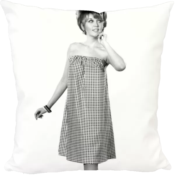 Reveille Fashions: Delia Freeman. May 1967 P006717