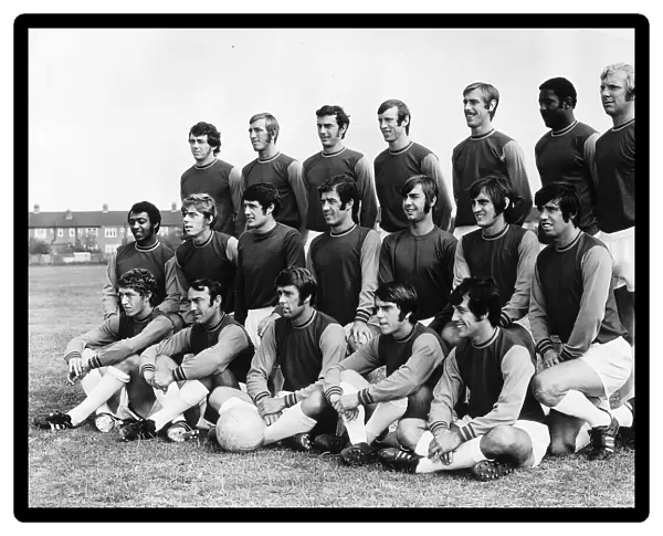 West Ham Team 1970  /  71: Back Row L  /  R Peter bennett, Billy Bonds, Trevor Brooking