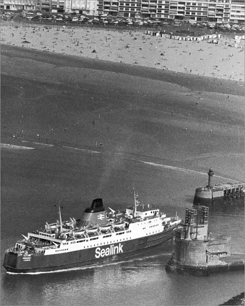 Sealink Ferry Hengist sails for England from Boulogne