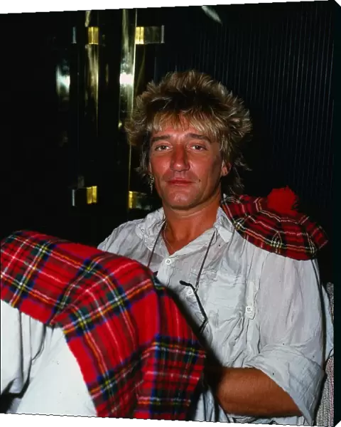 Rod Stewart singer May 1986 tartan blancket covering his legs tammy hat bunnet on his