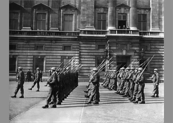 Canadian lake guard Buckingham Palace. April 1940 P035575
