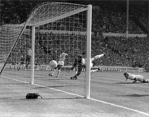 Gary Mabbutt scores in amazement an own goal during FA cup final 1987 between Tottenham