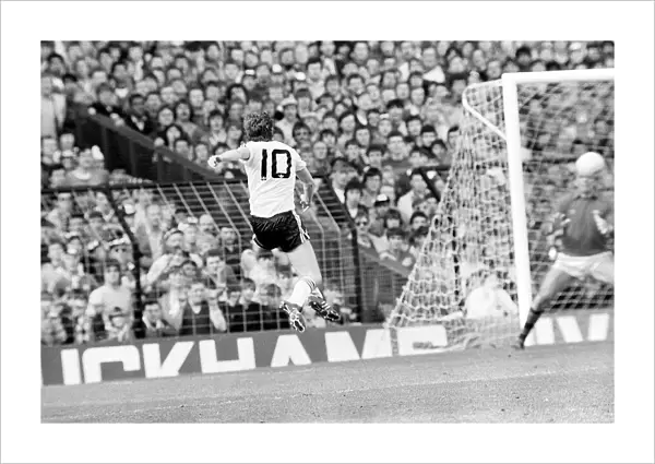 FA Cup Semi final Manchester United 2 v Arsenal 1 April 1983 Norman Whiteside scores