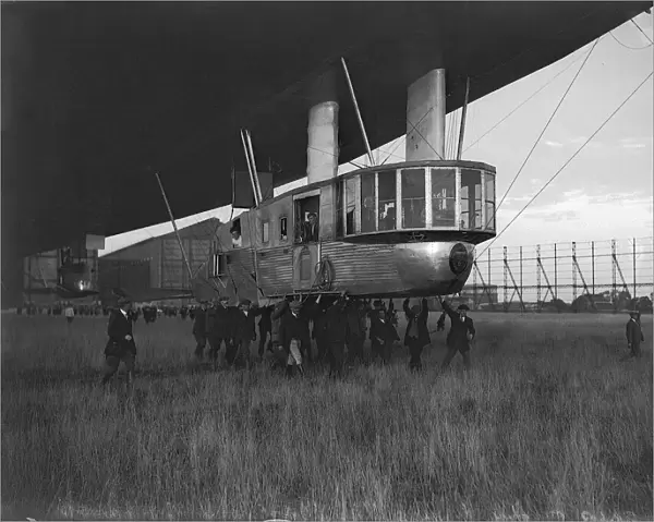 Armstrong Whitworth R33 Airship April 1925 - gondalier at Pulham being helped out of