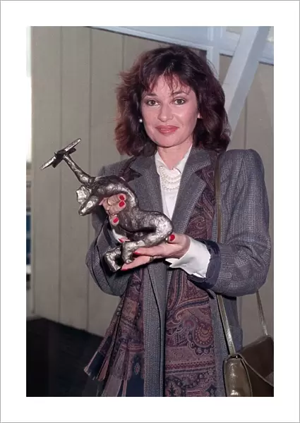 Stephanie Beacham Actress with award 1990 A©Mirrorpix
