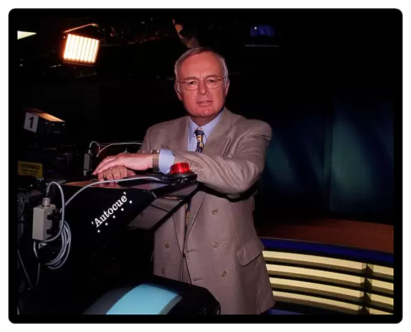 Martyn Lewis Newsreader September 1998 BBC1 Newsreader and TV Presenter A©Mirrorpix