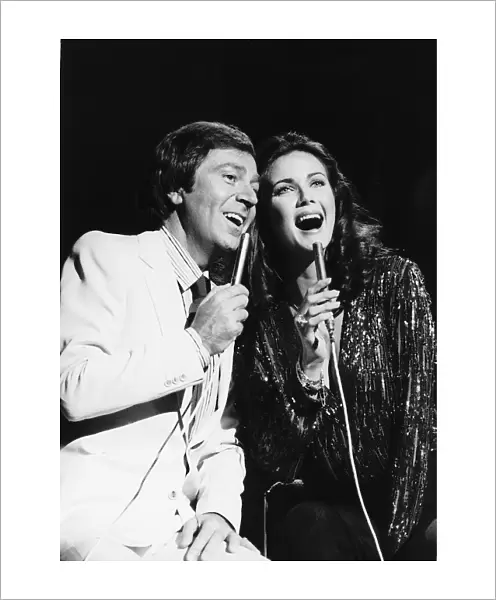 Des O Connor TV Presenter Comedian in singing duet with Lynda Carter on his BBC show
