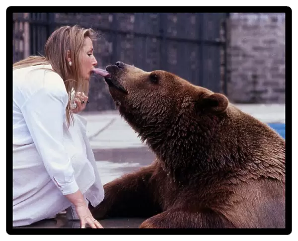 Maggie Robin feeding Hercules the Bear orally May 1989