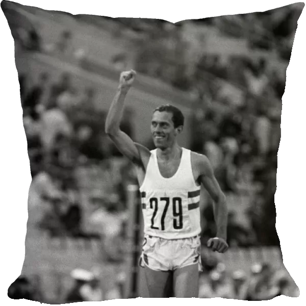 Steve Ovett GBR athlete celebrates after winning gold medal in 800 metres in the Grand