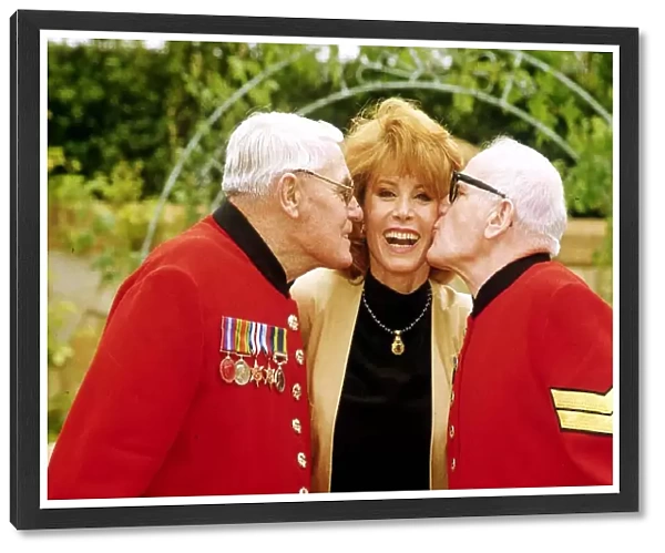 Stephanie Powers actress with Chelsea pensioners at the Chelsea Flower Show