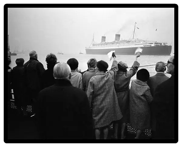 Ship Queen Elizabeth - November 1968, leaves Southampton for the last time
