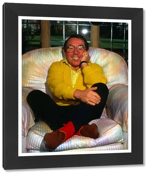 Ronnie Corbett at home on armchair March 1987 A©mirrorpix