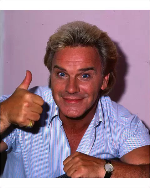 Freddie Starr comedian March 1989 giving thumbs up sign A©mirrorpix