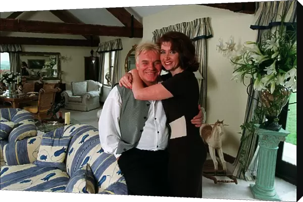 Freddie Starr Comedian  /  Actor June 98 At home with his wife Donna A©Mirrorpix