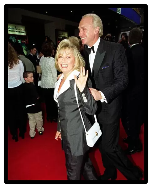 Elaine Paige Actress  /  Singer July 1998 Arriving for the premiere of Doctor Doolittle