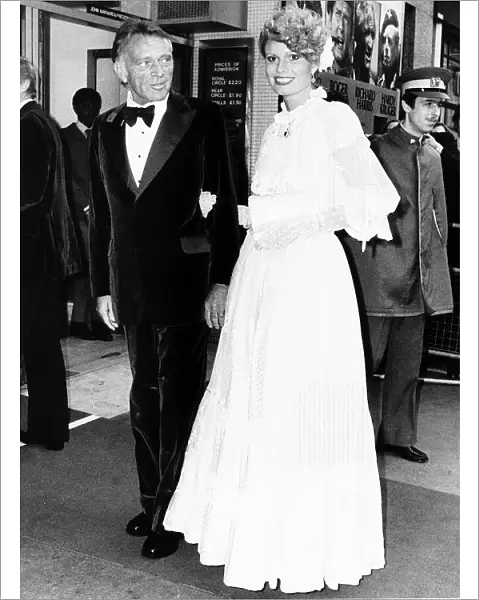 Richard Burton actor arrives with his wife Susie Hunt for the premiere of the film The