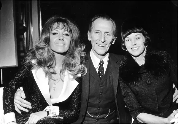 Peter Cushing actor with actresses Ingrid Pitt and Dawn Addams dbase msi