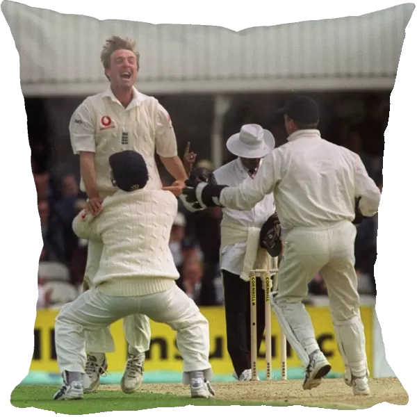 Phil Tufnell celebrates the wicket of Parore in August 1999 with Ramprakash