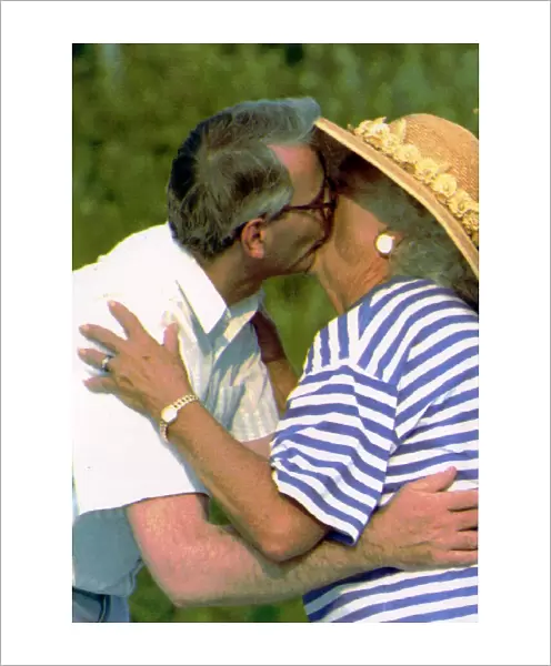 John Major kissing Babara Bush on the arrival of the Major family in USA 1991