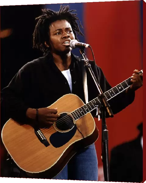 Tracey Chapman singing at the Nelson Mandela concert