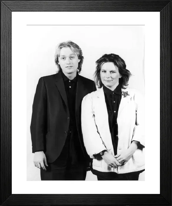 Framed Print : Adrian Edmondson and Jennifer Saunders Print (00149) Framed Print : Adrian Edmondson and Jennifer Saunders Print (00149)