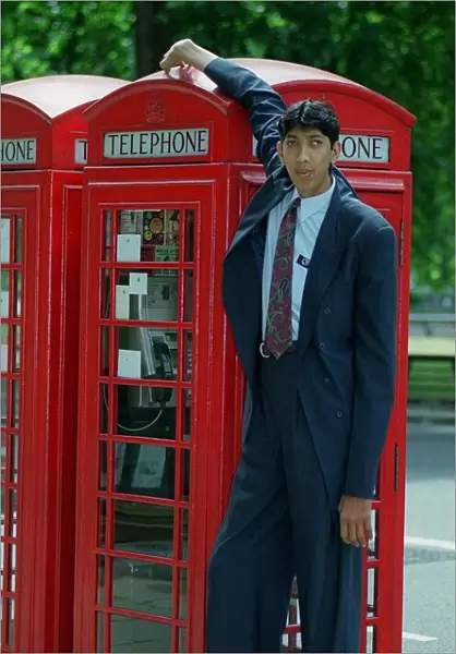 Naseer Ahmed Soomro claims to be World Tallest Man. In the picture he is standing next to
