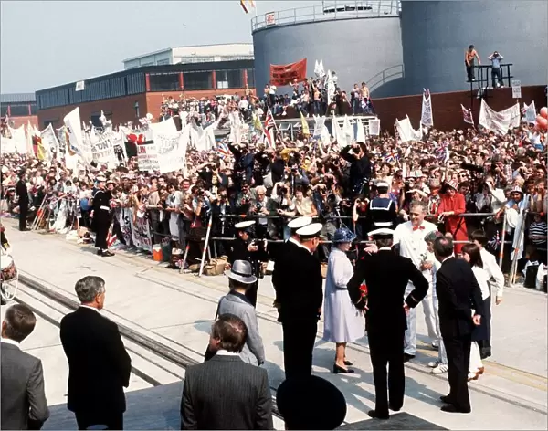 Queen Elizabeth welcomes navy back from Falklands war 1982 after HMS Invincible docks