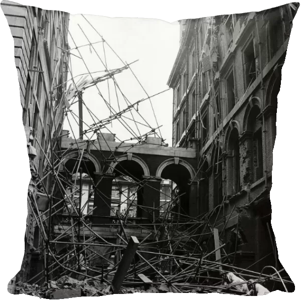 Workmen search the remains of St Thomass Hospital London after a WW2 air attack 1940