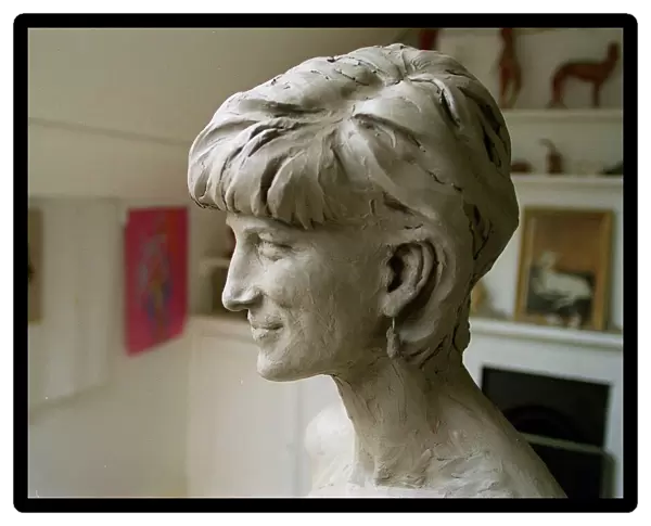 Lesley Proven with her sculpture of Princess Diana, August 1999