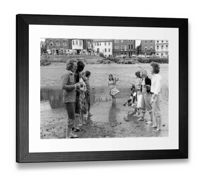 Framed Print : British Drought May 1976 Print: Low Tide on the River Thames Framed Print : British Drought May 1976 Print: Low Tide on the River Thames