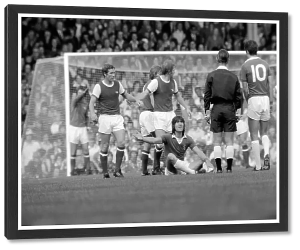Division I. Arsenal (2) v. Leicester City (2). September 1975 75-04972-047