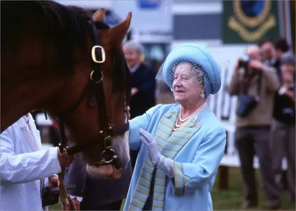 Queen Mother August 1986 at the catle market Black Isle stroking a horse C  /  T Roy