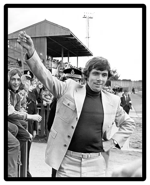 Brendan Foster at Gateshead Stadium with his model in August 1976. 04  /  08  /  76