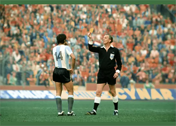 World Cup 1974 Holland v Argentina referee Bob Davidson of Scotland books
