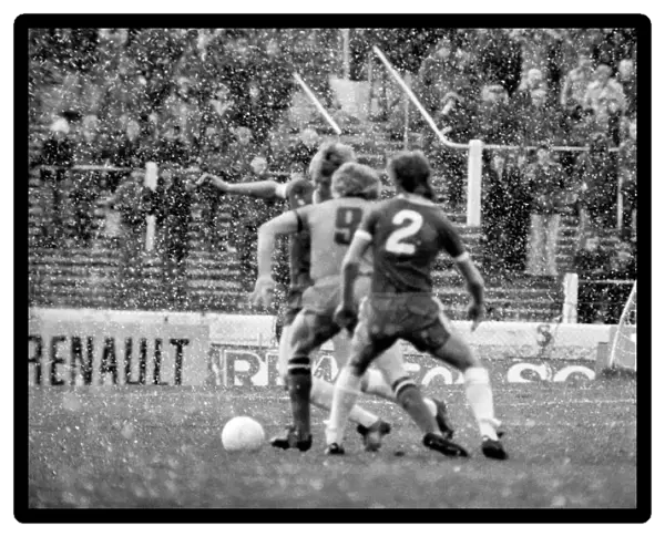 Football: Chelsea (2) vs. Luton (0). April 1977 77-02023-003