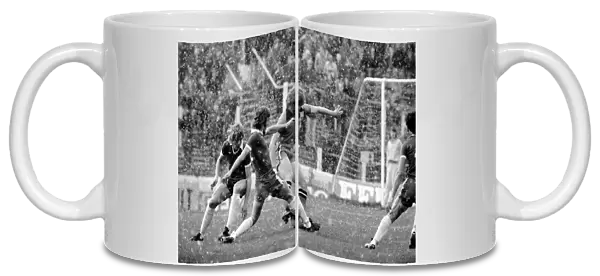 Football: Chelsea (2) vs. Luton (0). April 1977 77-02023-004
