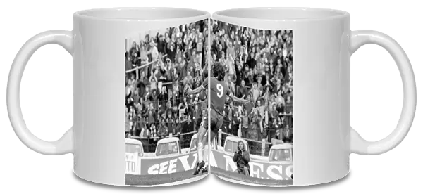 Football: Chelsea (2) vs. Luton (0). April 1977 77-02023-017