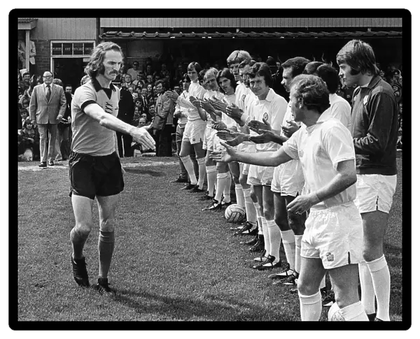 Wolverhampton Wanderers v Leeds. Doulan says farewell to Leeds players at his last match