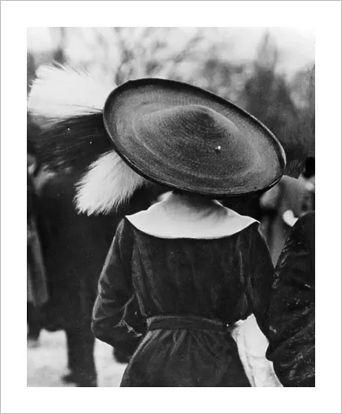 Fashion 1912: Easter Bonnets. Easter 1912. - A 'coolieO straw with three giant