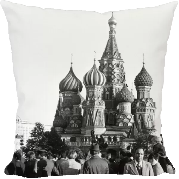 Crowds gather in front of The Cathedral of Vasily the Blessed
